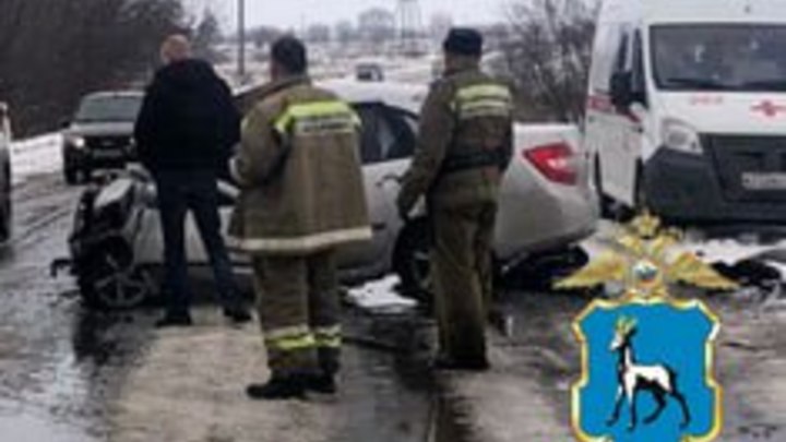 В Самарской области при столкновении легковушек погибла женщина и пострадали дети