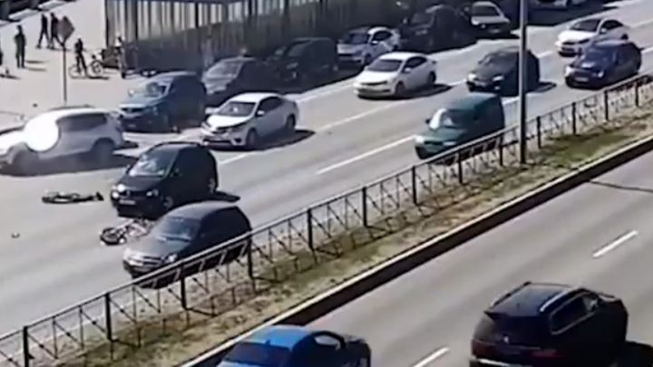 В Петербурге байкер не поделил дорогу с Volkswagen и протаранил припаркованные машины