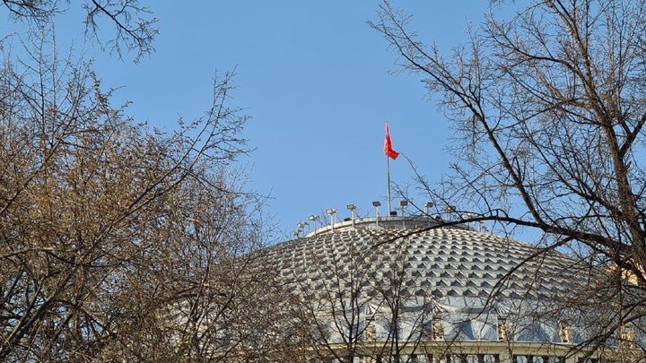 Над Оперным театром в Новосибирске подняли знамя Победы