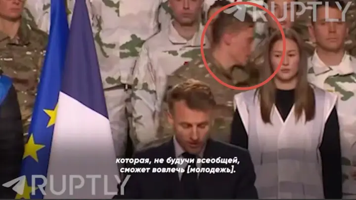 Когда Макрон анонсировал расширение армии, французский военный покинул зал
