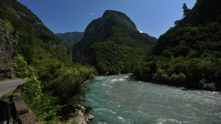 Автобус с пассажирами сорвался в вышедшую из берегов горную реку в Краснодарском крае