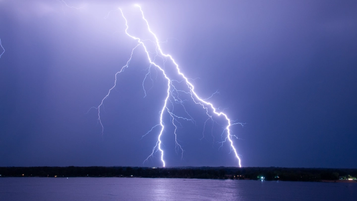 Как защитить дом от удара молнии: Эксперты дали шесть главных советов