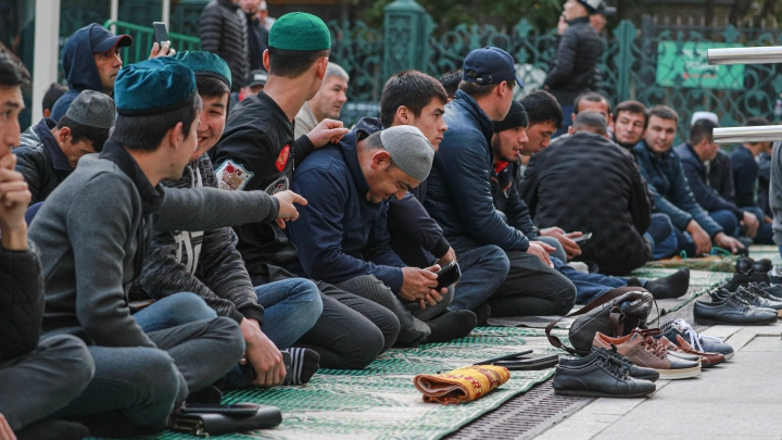 Дети в шоке: Провокация в Краснодаре - прокуратура не помешала намазу на дороге