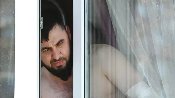 Прикрыл срам бородой. Голый мигрант бегал и кидался на москвичей: подробности инцидента