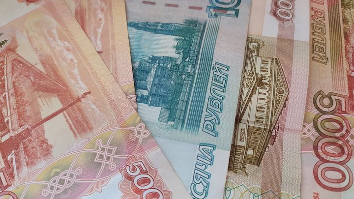 Рубль теряет позиции: доллар съел более 5% за несколько часов