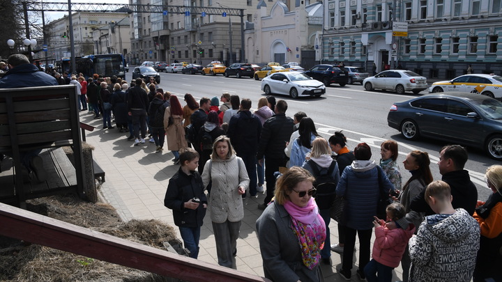 Москвичи начали продавать места в очереди в магазин H&M