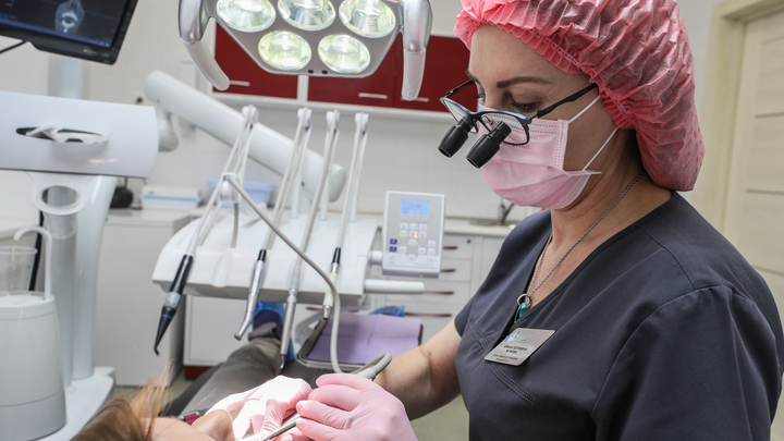 Дёсны воспаляются, шатаются зубы. Врач рассказала, как диабет влияет на полость рта