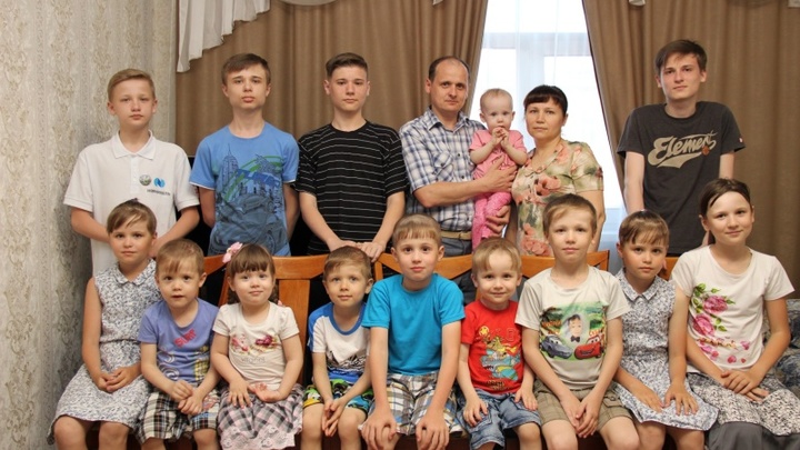 В жизни не должно быть места негативу: Пожарный из Новосибирска воспитывает 14 родных детей