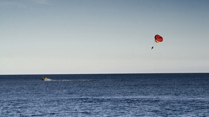 В Темрюкском районе туристов, катающихся на парашютах над морем, занесло на деревья