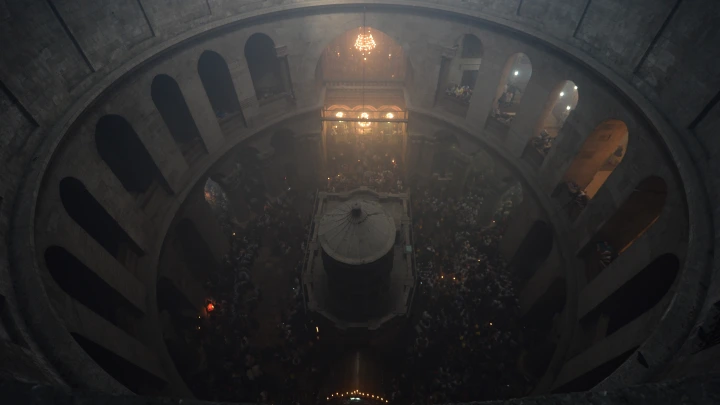 Тысячи паломников заполнили Храм Гроба Господня. Среди них делегация от России с уникальной лампадой