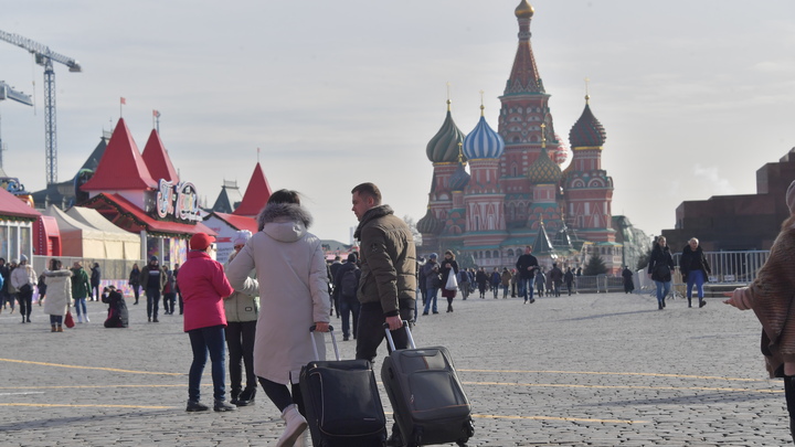 Вступили в силу ужесточённые правила Киева по выезду украинцев в Россию. В Сети уже знают, кто виноват