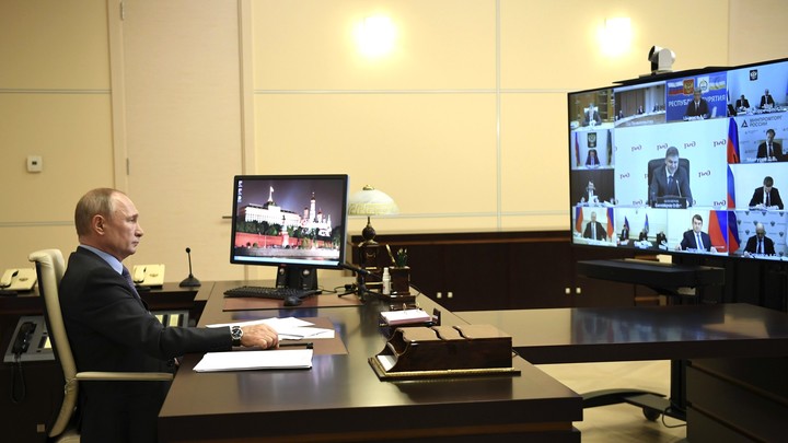 Что на заставке у Путина: Заглянуть в компьютер президента удалось на одном из совещаний