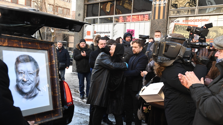 Вдова Грачевского не сдержала слёз при виде памятника