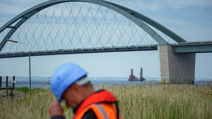 В Новосибирске мужчина упал с Бугринского моста на подростка