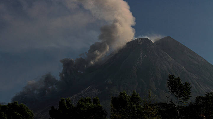На Канарах эвакуируют людей: После землетрясений началось извержение вулкана