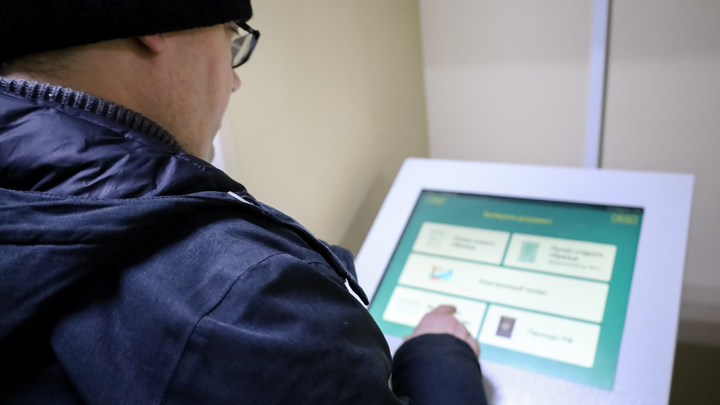 Жители Екатеринбурга пожаловались на огромные очереди в паспортных столах города