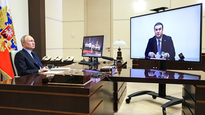 Президент России Владимир Путин принял отставку губернатора Омской области Александра Буркова