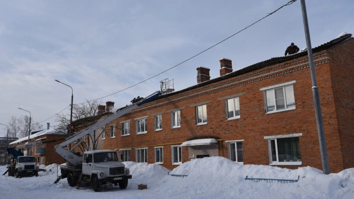 В Подмосковье крыша многоквартирного дома рухнула под тяжестью снега