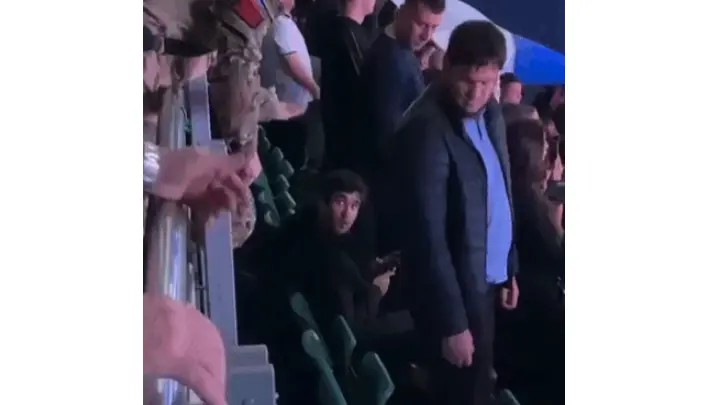 За шкирку!: мигранту все-таки пришлось встать под Гимн России