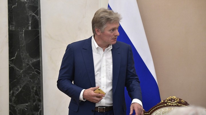 Путин не сидел в архивах, но...: Песков раскрыл источники для статьи президента России