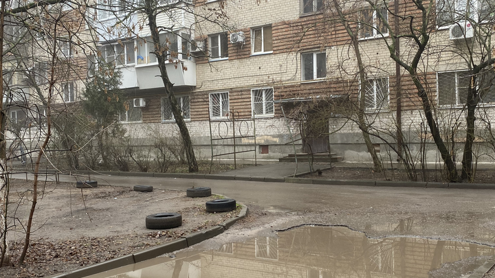 Ростовчане пожаловались на огромную яму в центре города в Газетном переулке