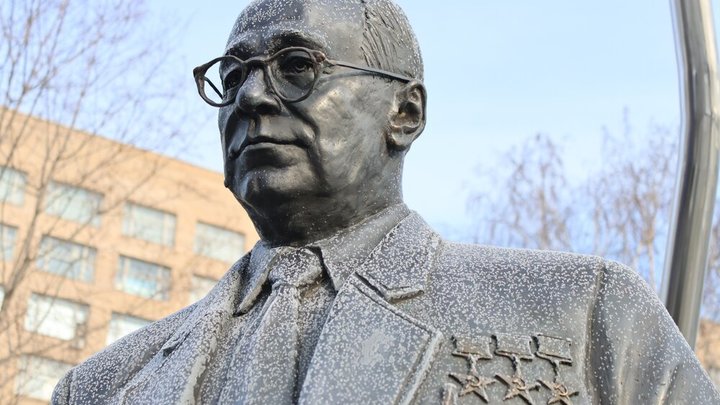 Памятник Андрею Туполеву установили в Москве. Фоторепортаж к 100-летию летучего бюро