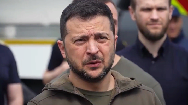 Зеленский снова отправился в турне? Бывший комик начал стрим из туалета