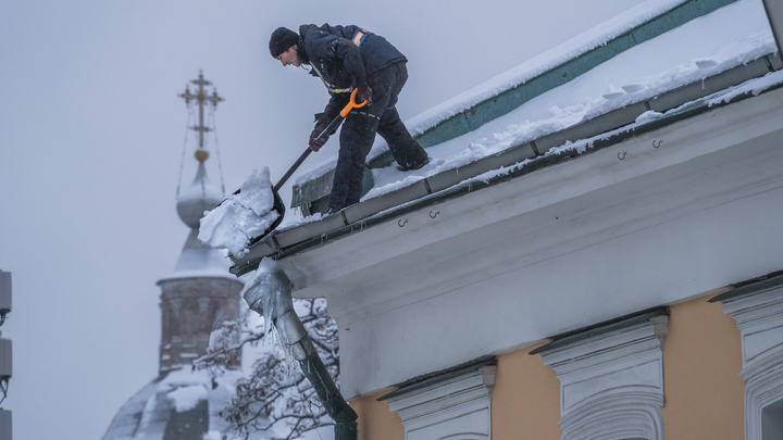 В центре Петербурга снег с крыши дома обрушился на коляску с ребенком