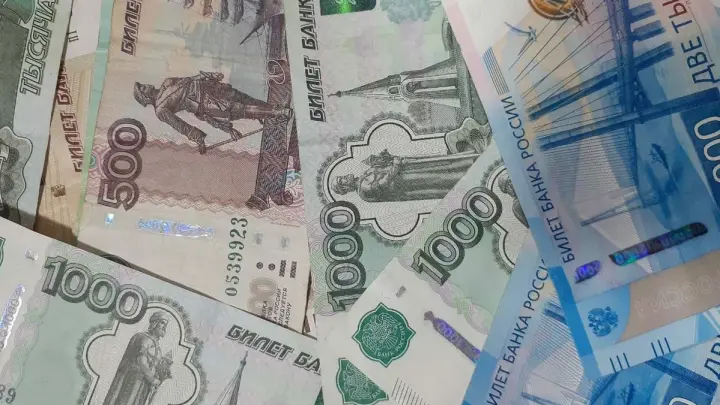 В Новосибирскую область поступит обновлённая купюра 1000 рублей