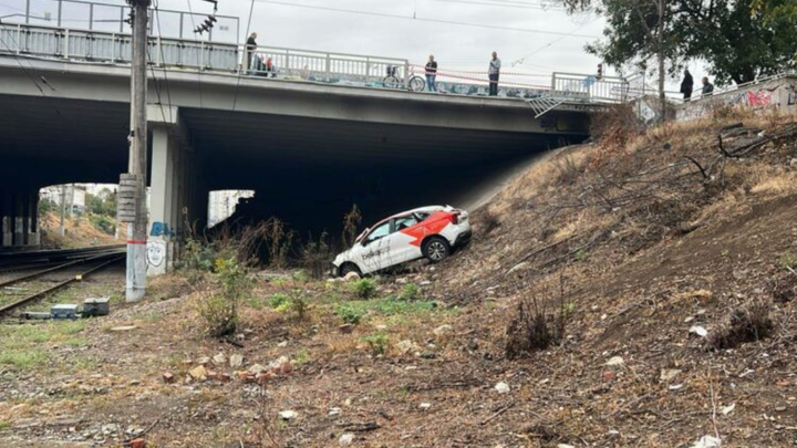 В Краснодаре пьяный водитель на иномарке на большой скорости вылетел с моста