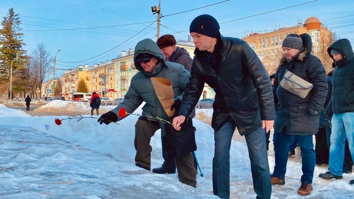 Во Владимире в день смерти Ленина коммунисты не смогли возложить цветы к памятнику из-за гололеда