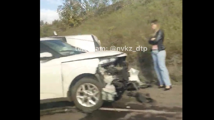 В Новокузнецке в результате ДТП машина завалилась на бок