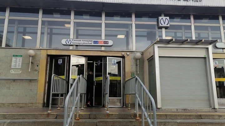 TikTok головного мозга: перфоманс в подгузниках устроили пассажирки метро в Петербурге