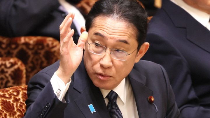 Премьеру Кисиде пришлось покинуть свою же фракцию: Вскрылись подарки депутатам