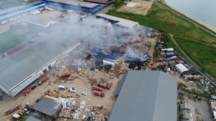 В ликвидации пожара на складах стройматериалов в Осеево участвовали 75 человек и 23 машины