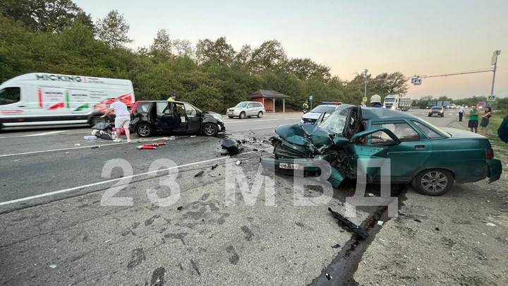 В Абинском районе два человека погибли в ДТП на встречке, от удара у ВАЗ разворотило полкузова