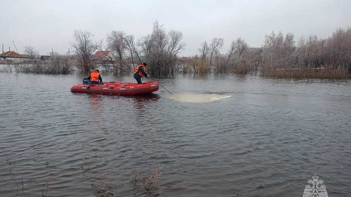 Дамбу в Челябинской области размыло паводковыми водами