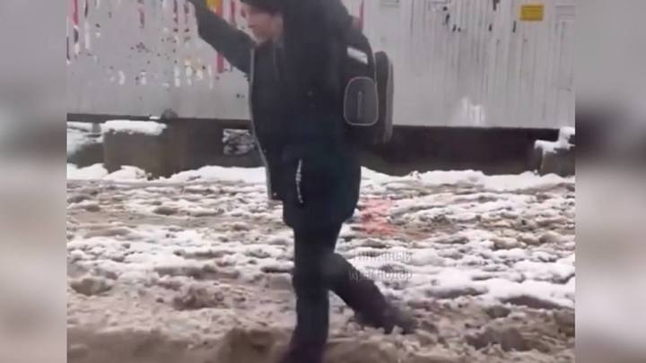 Путь к знаниям нелёгок: краснодарским детям приходится по колено в воде идти в школу