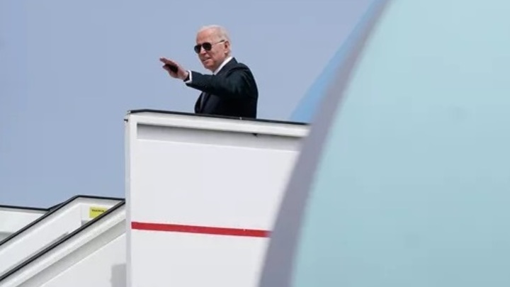 Из самолёта № 1 президента США Джо Байдена выпал человек в Польше