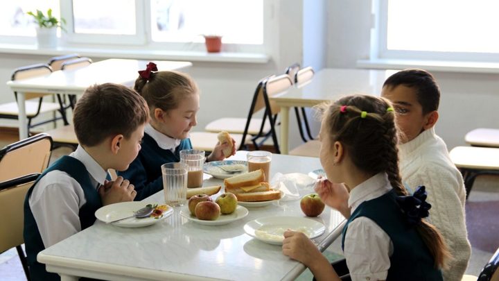 Роспотребнадзор урезал меню в школах Петербурга. Чем будут кормить детей?