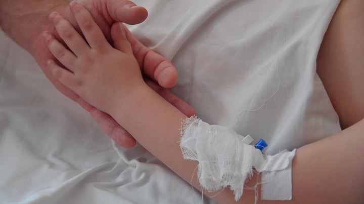 Дети из Херсонской области, страдающие редким заболеванием, получили лечебное питание