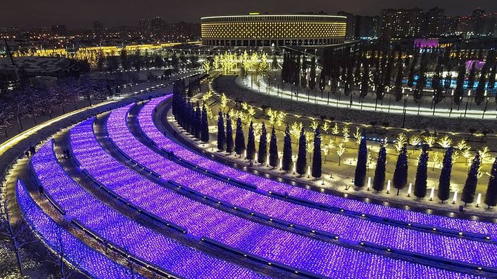 В парке «Краснодар» убирают светящийся искусственный шалфей