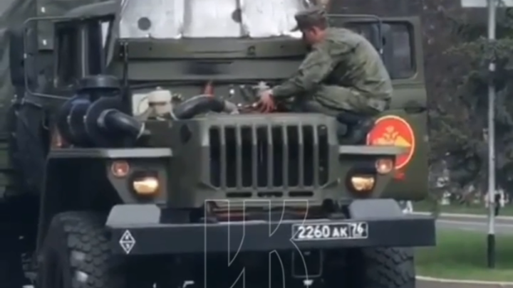 Во время парада в Кемерове загорелся военный грузовик