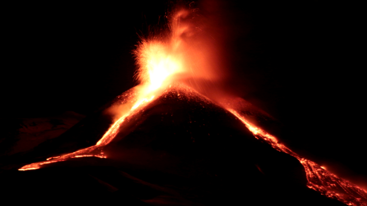 На Сицилии извергается вулкан Этна: Облако пепла высотой в несколько километров