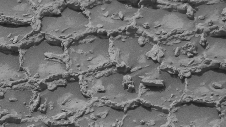 NASA: На Марсе сняли загадочные многоугольные структуры