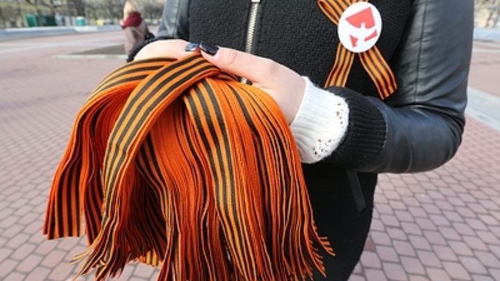 Просто стыд: Люди в Молдавии пытаются отстоять георгиевские ленты - полиция наступает