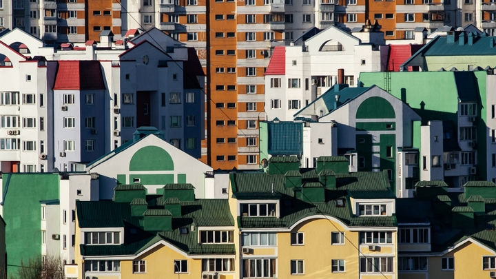 Смельчак для спасения пенсионерки перелез через балкон 11-го этажа. Соседи следили с замиранием сердца