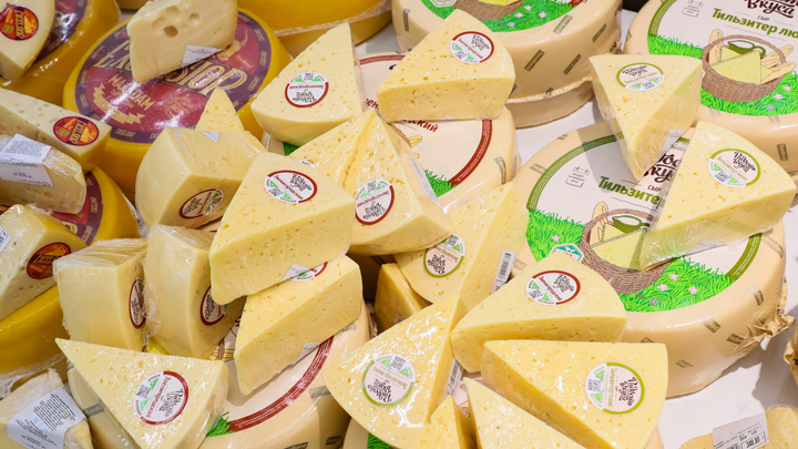 Врач назвала популярный сорт сыра, который опасен для сердца