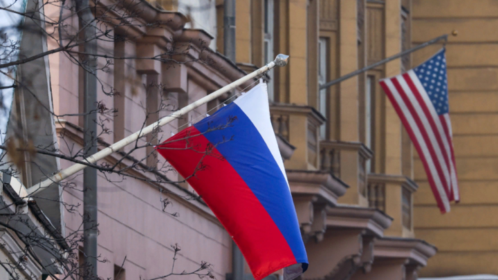 Толерантность исчезла: Русского хоккеиста выгоняют из США после отказа носить флаг извращенцев