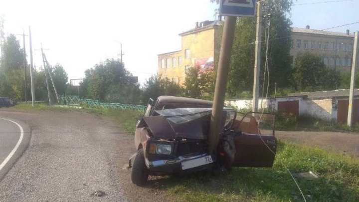 Трое детей пострадали в ДТП со столбом в Кузбассе